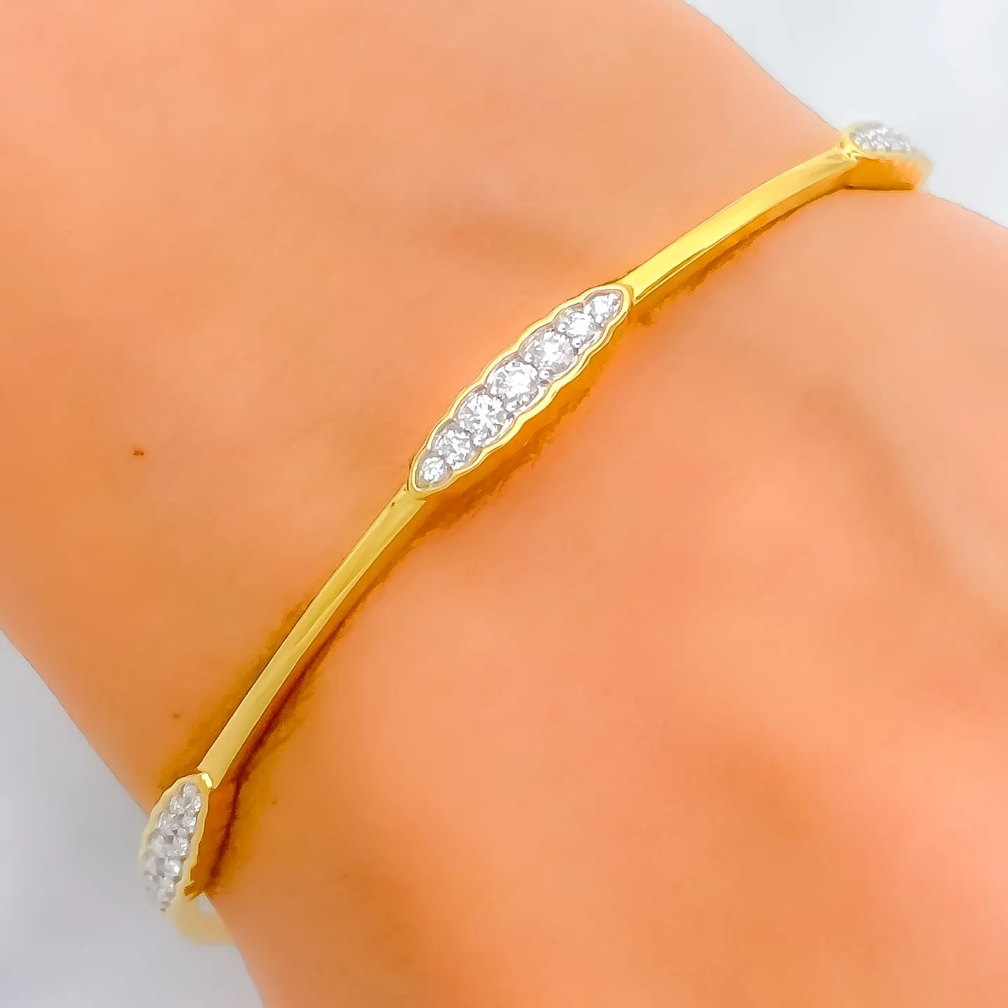 Beautiful Slender Diamond   18k Gold  Bangle