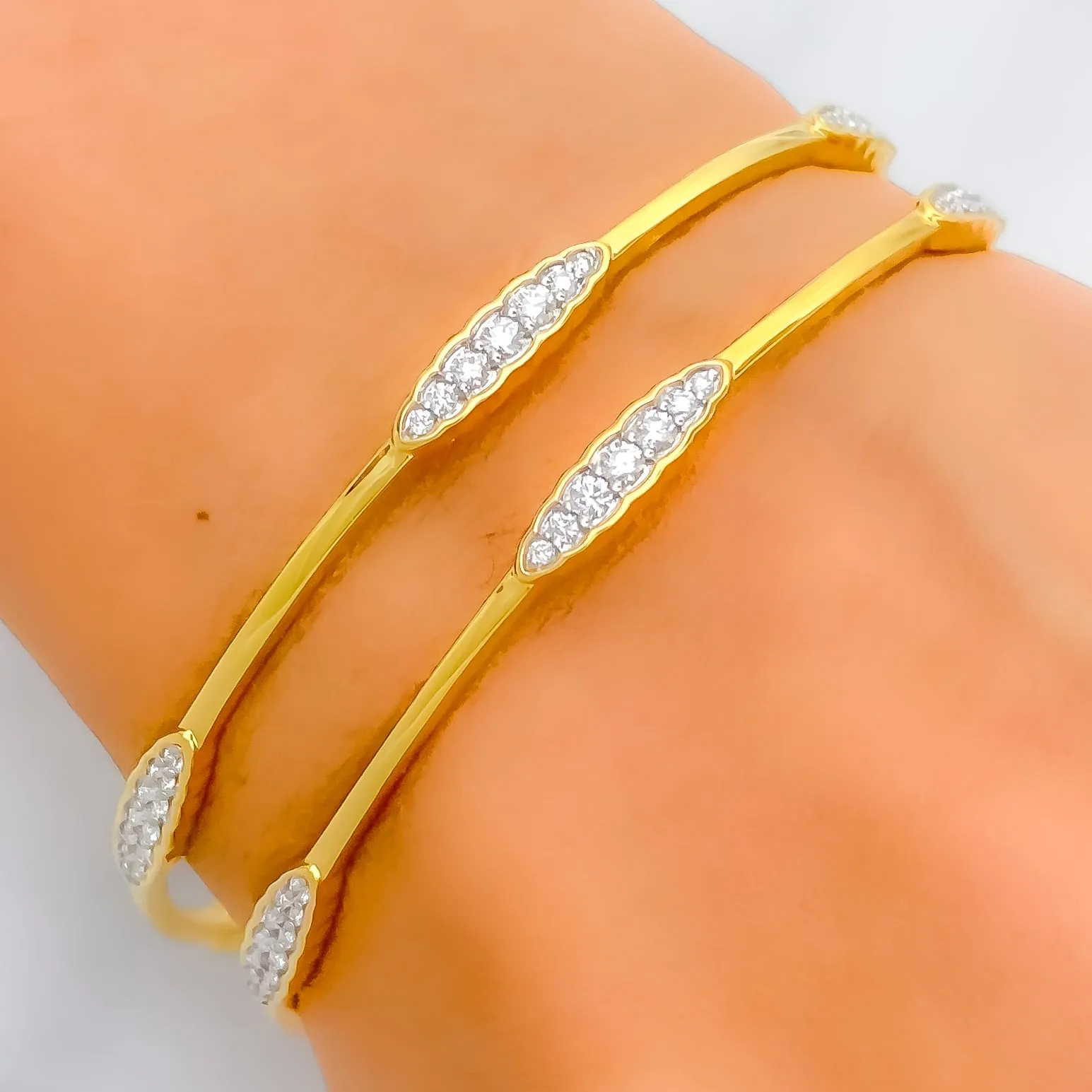 Beautiful Slender Diamond   18k Gold  Bangle