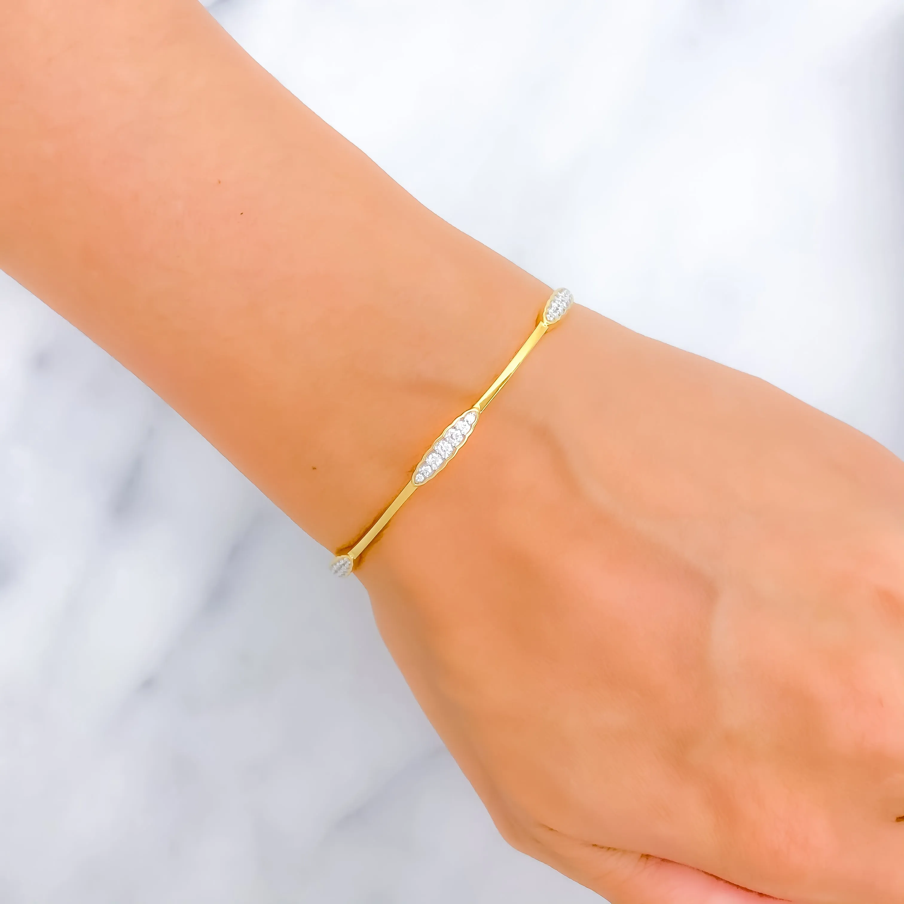 Beautiful Slender Diamond   18k Gold  Bangle