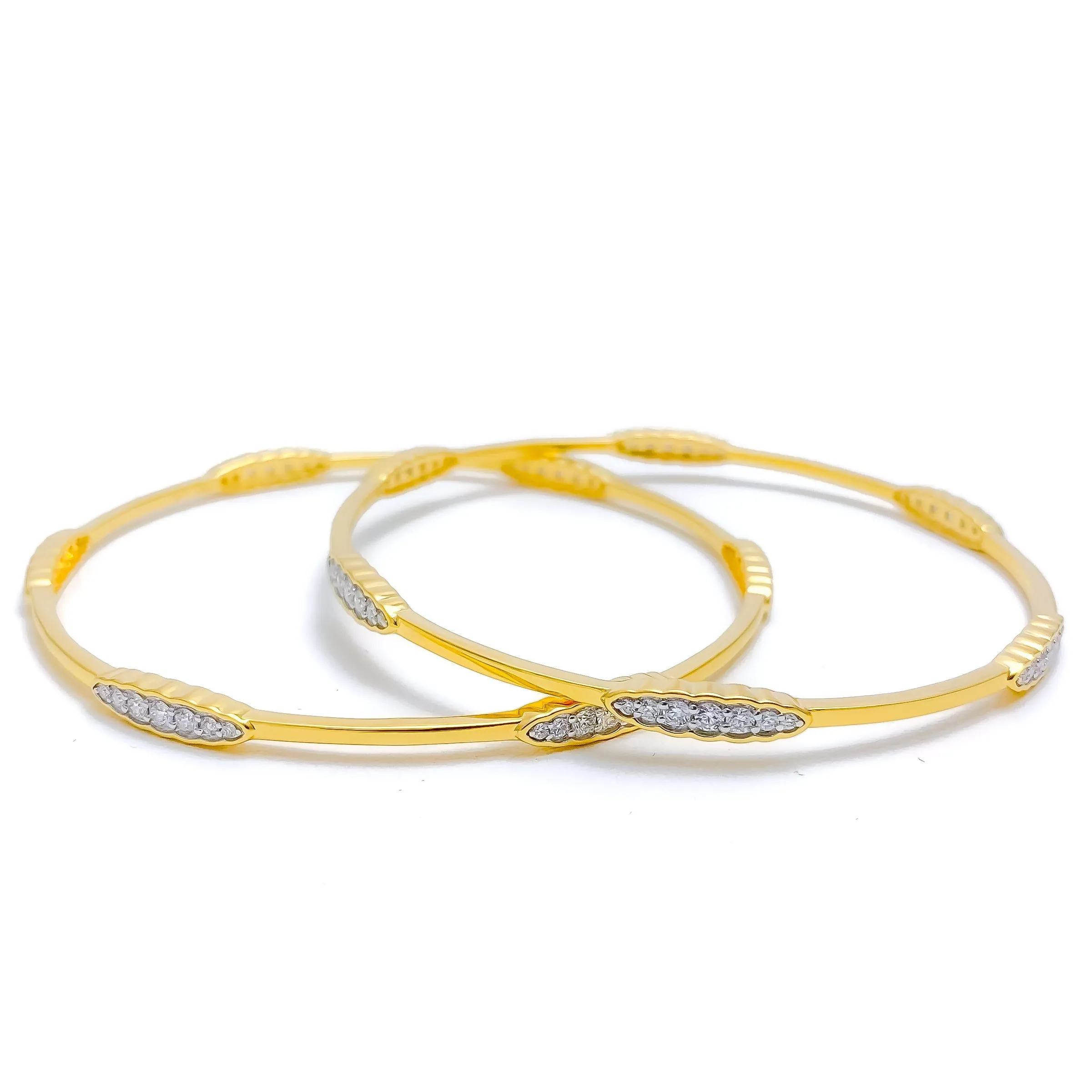 Beautiful Slender Diamond   18k Gold  Bangle