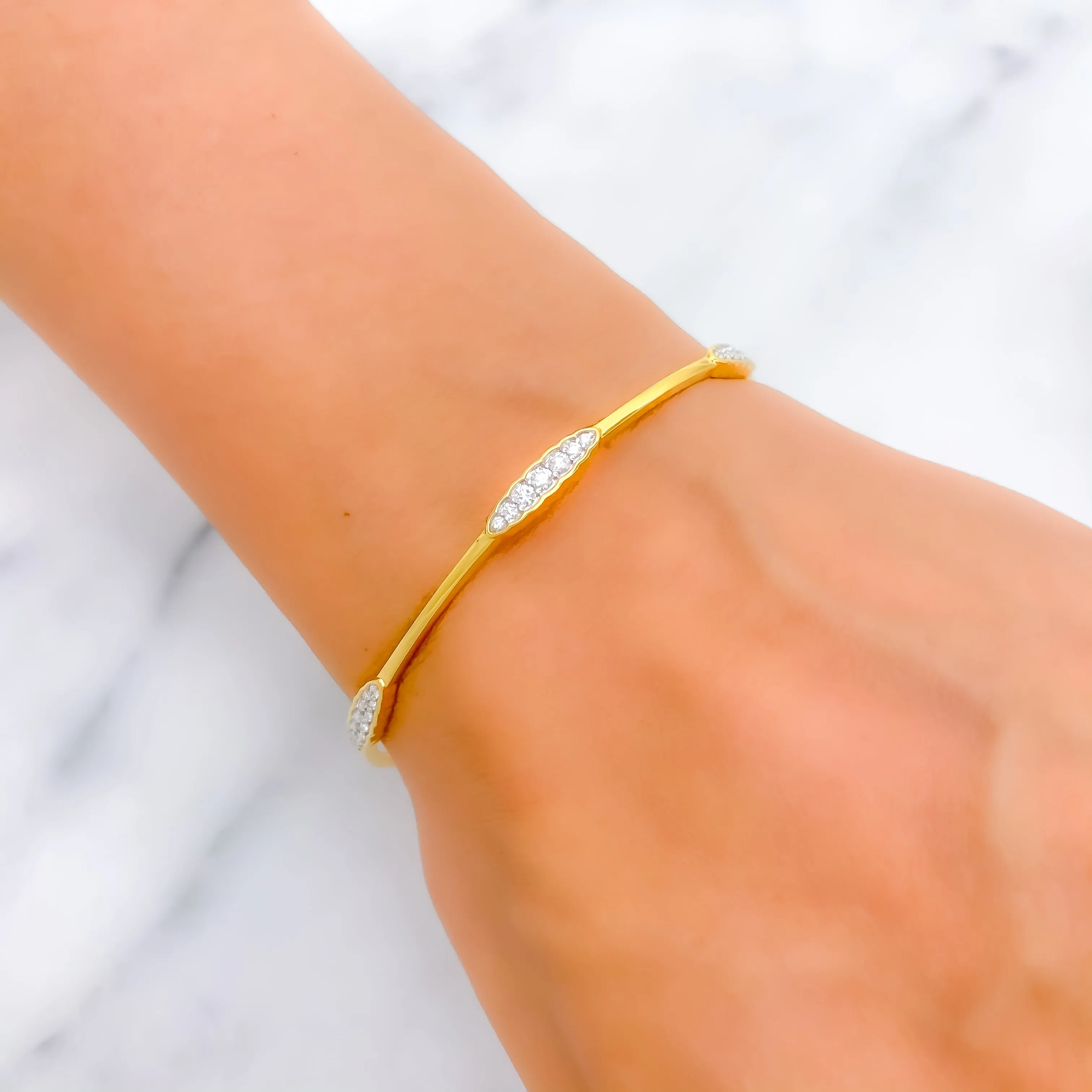 Beautiful Slender Diamond   18k Gold  Bangle