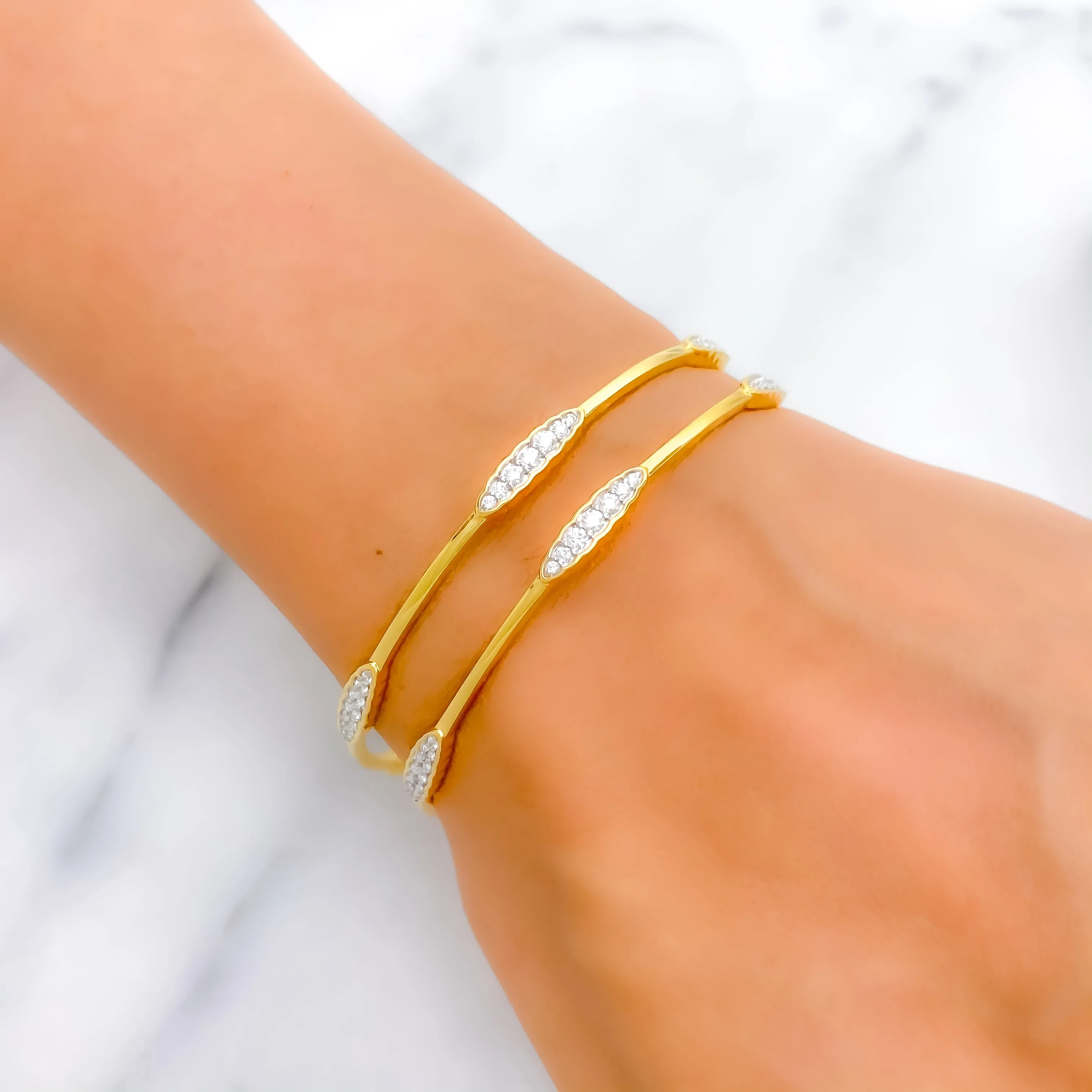 Beautiful Slender Diamond   18k Gold  Bangle