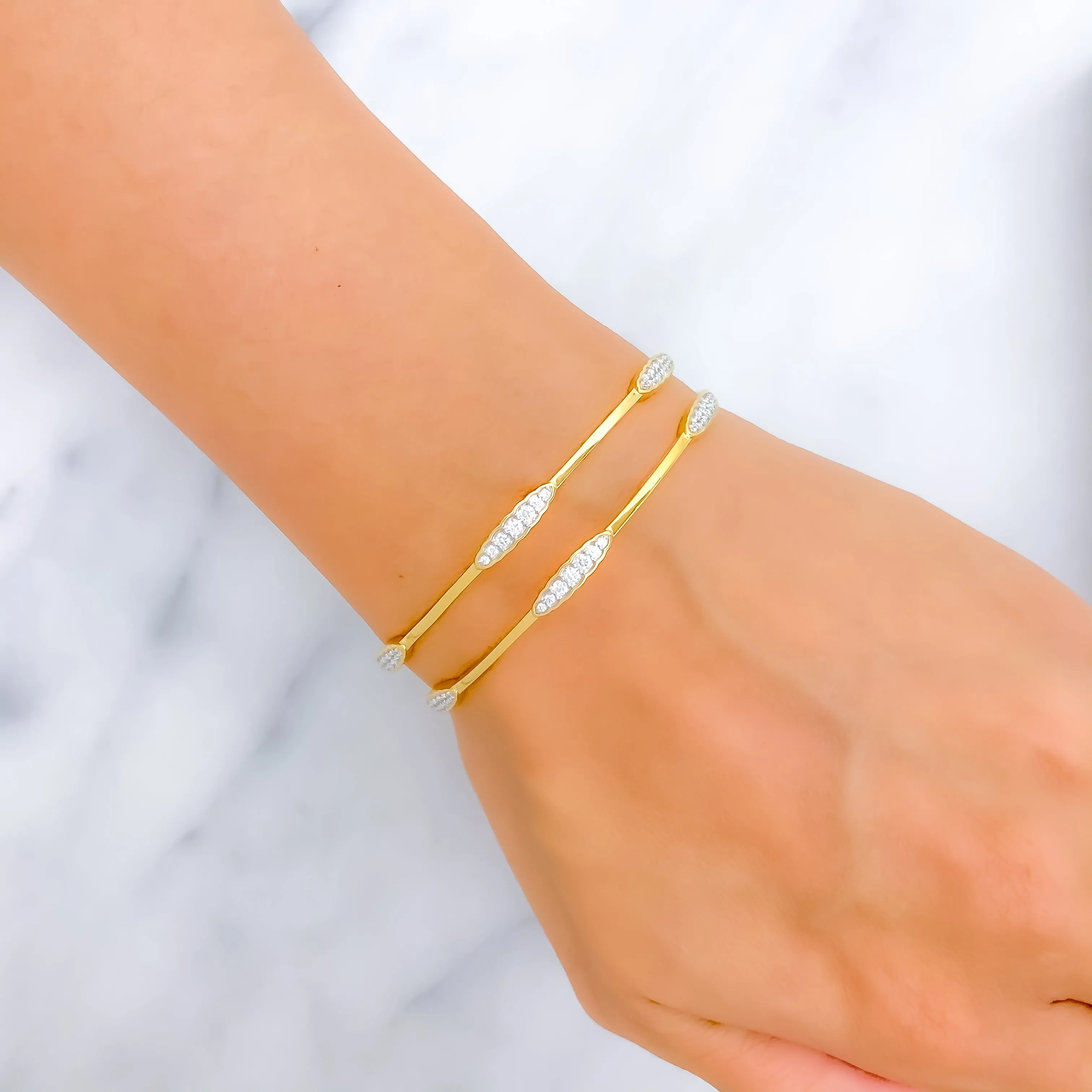 Beautiful Slender Diamond   18k Gold  Bangle