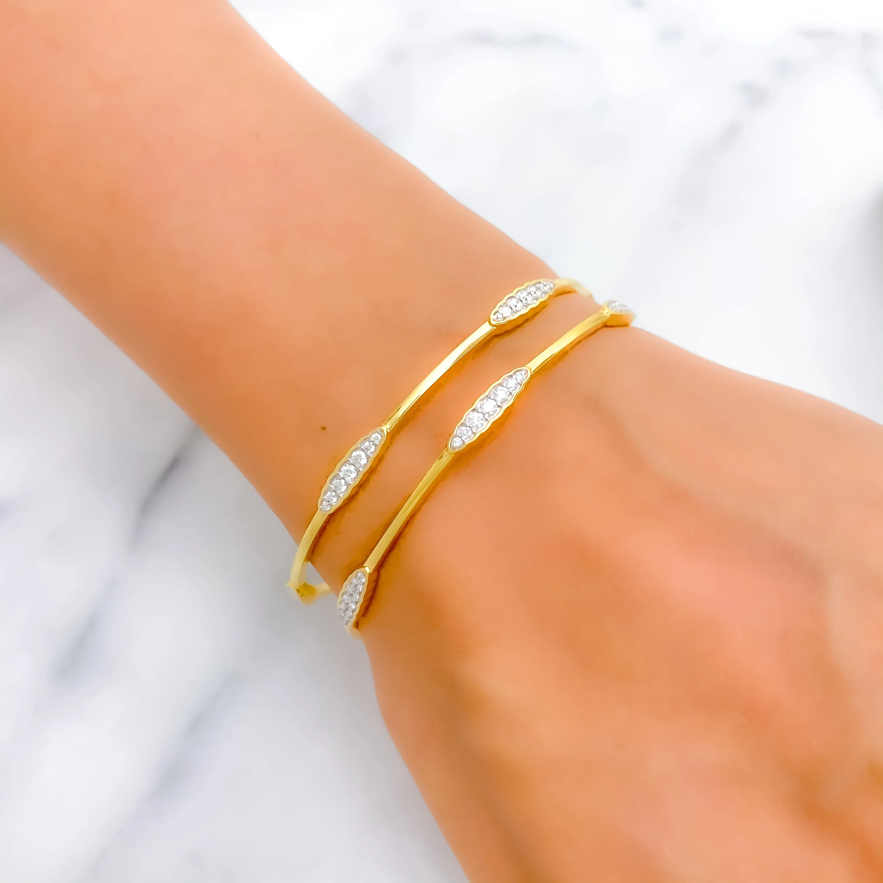 Beautiful Slender Diamond   18k Gold  Bangle