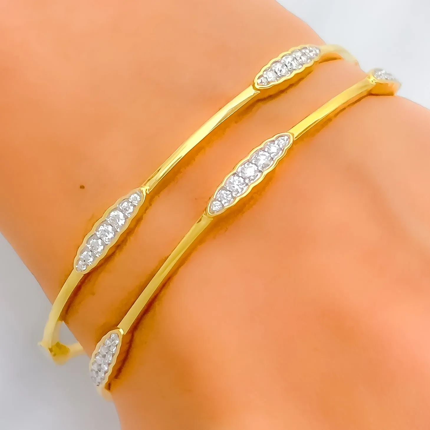 Beautiful Slender Diamond   18k Gold  Bangle